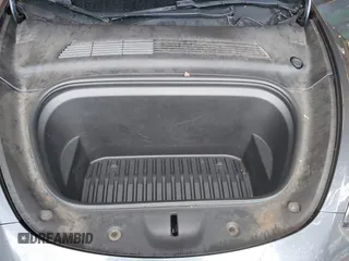 2020 Tesla Model Y Long Range z VIN 5YJYGDEE8LF008945, wystawiony jako IAAI lot #41185905 z przebiegiem 31 916 mil mil oraz . Historia ofert i sprzedaży dostępna na DreamBid. Obrazek 10.