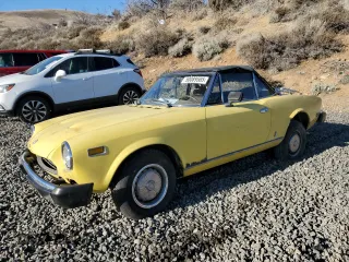 1973 FIAT 124 Spider z VIN 124CS101138566, wystawiony jako Copart lot #50089585 z przebiegiem 4 590 mil mil oraz Czysty tytuł • Clean title. Historia ofert i sprzedaży dostępna na DreamBid. Obrazek 1.