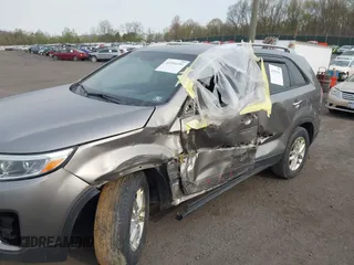 2015 Kia Sorento LX with VIN 5XYKTCA69FG584986, listed as a IAAI auction lot 41994391 with 118,760 mi miles. Bid and sale history available at carsss.com. Image 6.