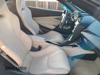2019 McLaren 720S z VIN SBM14FCA6KW003735, wystawiony jako Copart lot #62092581 z przebiegiem 3344 mil mil oraz . Historia ofert i sprzedaży dostępna na DreamBid. Obrazek 6.