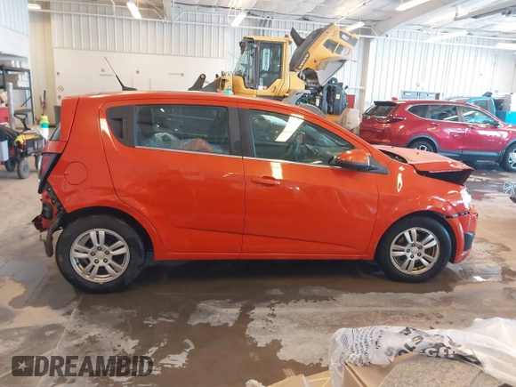 2012 Chevrolet Sonic LT z VIN 1G1JD6SB1C4230890, wystawiony jako IAAI lot #41265634 z przebiegiem 161 886 mil mil oraz . Historia ofert i sprzedaży dostępna na DreamBid. Obrazek 13.