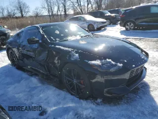 2024 Nissan Z Performance с VIN JN1BZ4BH5RM360916, выставлен на аукционе Copart как лот 45556675 с пробегом 7 004 миль миль и Списание • Salvage title. История ставок и продаж доступна на DreamBid. Изображение 4.