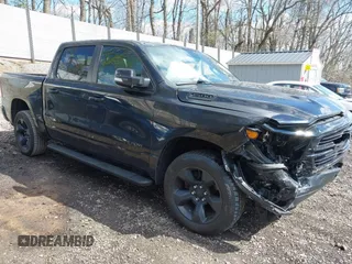 2019 Ram 1500 Big Horn z VIN 1C6RRFFG8KN796272, wystawiony jako IAAI lot #42049716 z przebiegiem 86 953 mil mil oraz . Historia ofert i sprzedaży dostępna na DreamBid. Obrazek 1.