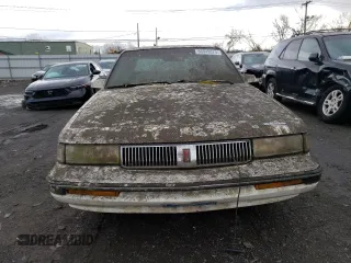 1989 Oldsmobile Cutlass z VIN 1G3AM51W0KG347458, wystawiony jako Copart lot #86949074 z przebiegiem 30 169 mil mil oraz Tytuł czysty. Historia ofert i sprzedaży dostępna na DreamBid. Obrazek 5.