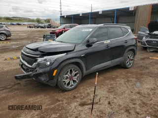 2021 Kia Seltos S z VIN KNDEUCA27M7160000, wystawiony jako Copart lot #56242465 z przebiegiem 49 988 mil mil oraz Szkoda całkowita • Salvage title. Historia ofert i sprzedaży dostępna na DreamBid. Obrazek 1.