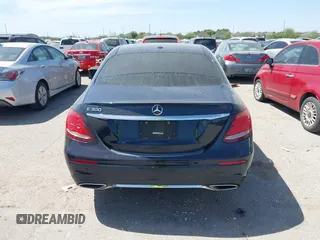 2017 Mercedes-Benz E 300 Luxury z VIN WDDZF4JB4HA082033, wystawiony jako IAAI lot #41819829 z przebiegiem 89 651 mil mil oraz . Historia ofert i sprzedaży dostępna na DreamBid. Obrazek 16.