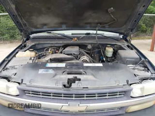 2000 Chevrolet Silverado 2500 LS z VIN 1GCFC29U5YE259603, wystawiony jako IAAI lot #42426550 z przebiegiem 229 438 mil mil oraz . Historia ofert i sprzedaży dostępna na DreamBid. Obrazek 10.