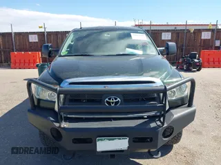 2010 Toyota Tundra z VIN 5TFUW5F11AX103188, wystawiony jako IAAI lot #39811998 z przebiegiem 198 948 mil mil oraz . Historia ofert i sprzedaży dostępna na DreamBid. Obrazek 12.