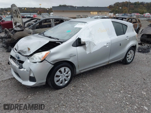 2013 Toyota Prius One z VIN JTDKDTB31D1545100, wystawiony jako IAAI lot #40760019 z przebiegiem 212 999 mil mil oraz . Historia ofert i sprzedaży dostępna na DreamBid. Obrazek 2.