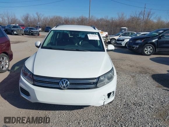2015 Volkswagen Tiguan S z VIN WVGBV7AX5FW610055, wystawiony jako IAAI lot #41502961 z przebiegiem 81 683 mil mil oraz . Historia ofert i sprzedaży dostępna na DreamBid. Obrazek 13.