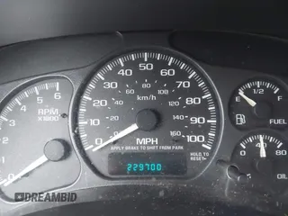 2002 Chevrolet Suburban Z71 with VIN 3GNFK16T12G354322, listed as a IAAI auction lot 41646865 with 229,700 mi miles. Bid and sale history available at carsss.com. Image 7.