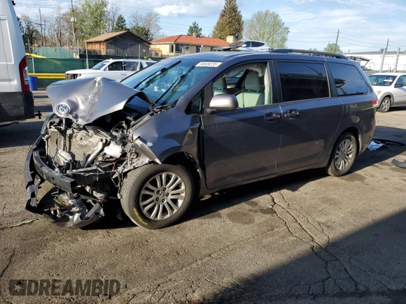2014 Toyota Sienna XLE z VIN 5TDYK3DC6ES524504, wystawiony jako Copart lot #56509235 z przebiegiem Nie podano mil oraz Szkoda całkowita • Salvage title. Historia ofert i sprzedaży dostępna na DreamBid. Obrazek 1.