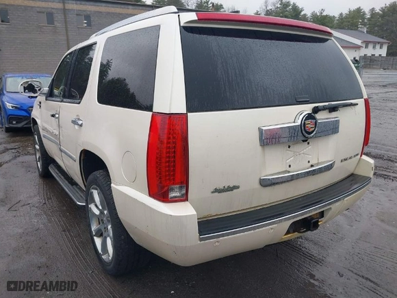 2008 Cadillac Escalade with VIN 1GYFK63808R108080, listed as a IAAI auction lot 41972904 with 135,435 mi miles. Bid and sale history available at carsss.com. Image 3.