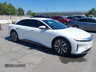 2023 Lucid Air Pure z VIN 50EA1PFA7PA005979, wystawiony jako IAAI lot #42227204 z przebiegiem 27 164 mil mil oraz . Historia ofert i sprzedaży dostępna na DreamBid. Obrazek 1.