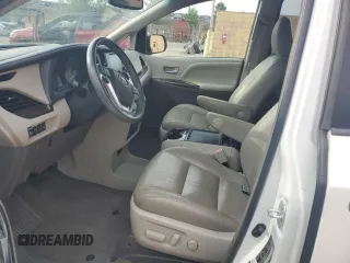 2017 Toyota Sienna XLE Auto Access Seat z VIN 5TDYZ3DC1HS855359, wystawiony jako Copart lot #54170315 z przebiegiem 129 570 mil mil oraz Szkoda całkowita • Salvage title. Historia ofert i sprzedaży dostępna na DreamBid. Obrazek 7.