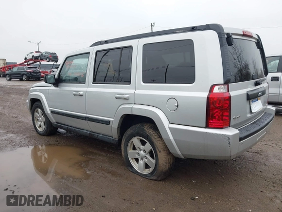 2008 Jeep Commander Sport z VIN 1J8HG48K88C135385, wystawiony jako IAAI lot #41044576 z przebiegiem 174 695 mil mil oraz . Historia ofert i sprzedaży dostępna na DreamBid. Obrazek 3.