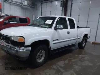 2000 GMC Sierra 2500 SLE z VIN 1GTGK29U5YZ195420, wystawiony jako IAAI lot #41440301 z przebiegiem 212 149 mil mil oraz . Historia ofert i sprzedaży dostępna na DreamBid. Obrazek 18.