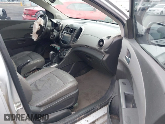 2015 Chevrolet Sonic LTZ z VIN 1G1JE5SB4F4108360, wystawiony jako IAAI lot #41526362 z przebiegiem 157 226 mil mil oraz . Historia ofert i sprzedaży dostępna na DreamBid. Obrazek 5.