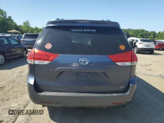 2013 Toyota Sienna LE AAS z VIN 5TDKK3DC5DS327389, wystawiony jako Copart lot #62218155 z przebiegiem 144 954 mil mil oraz Czysty tytuł • Clean title. Historia ofert i sprzedaży dostępna na DreamBid. Obrazek 6.