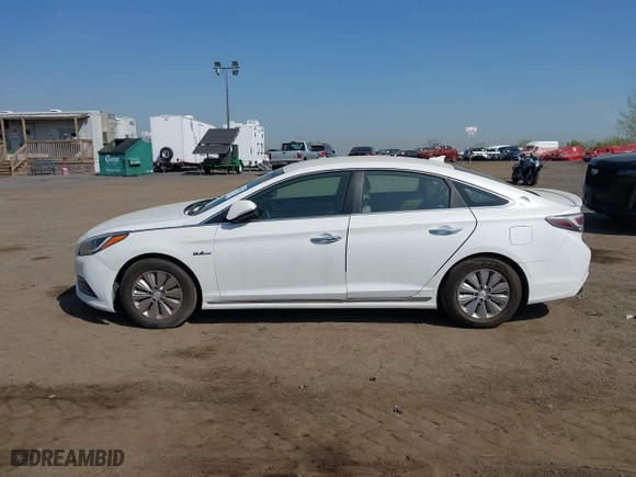 2017 Hyundai Sonata Hybrid SE with VIN KMHE24L1XHA058355, listed as a IAAI auction lot 42114412 with 245,282 mi miles. Bid and sale history available at carsss.com. Image 14.