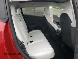 2024 Tesla Model Y Long Range z VIN 7SAYGDEE7RA252756, wystawiony jako Copart lot #58738215 z przebiegiem 13 698 mil mil oraz Szkoda całkowita • Salvage title. Historia ofert i sprzedaży dostępna na DreamBid. Obrazek 11.