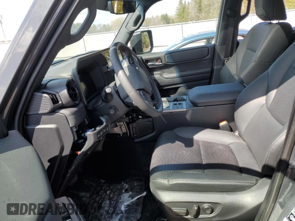 2024 Toyota Land Cruiser z VIN JTEABFAJXR5000883, wystawiony jako Copart lot #50334965 z przebiegiem Nie podano mil oraz Szkoda całkowita • Salvage title. Historia ofert i sprzedaży dostępna na DreamBid. Obrazek 7.