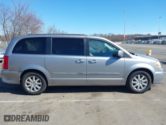 2013 Chrysler Town & Country Touring with VIN 2C4RC1BG9DR777819, listed as a IAAI auction lot 41824692 with 138,702 mi miles. Bid and sale history available at carsss.com. Image 13.