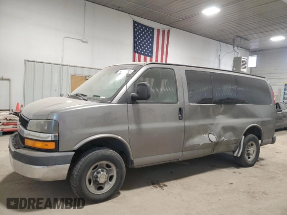 2009 Chevrolet Express Passenger z VIN 1GAGG25K691140635, wystawiony jako Copart lot #88503195 z przebiegiem 144 026 mil mil oraz Szkoda całkowita • Salvage title. Historia ofert i sprzedaży dostępna na DreamBid. Obrazek 1.