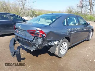 2018 Volkswagen Passat S z VIN 1VWAA7A35JC031938, wystawiony jako IAAI lot #42001015 z przebiegiem 109 450 mil mil oraz . Historia ofert i sprzedaży dostępna na DreamBid. Obrazek 6.