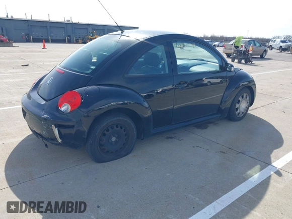 2010 Volkswagen New Beetle Coupe with VIN 3VWPW3AG0AM021811, listed as a IAAI auction lot 41941708 with 121,255 mi miles. Bid and sale history available at carsss.com. Image 4.