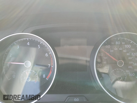 2019 Volkswagen Golf S z VIN 3VWG57AU1KM030101, wystawiony jako Copart lot #50599885 z przebiegiem Nie podano mil oraz Nie do naprawy • Non repairable. Historia ofert i sprzedaży dostępna na DreamBid. Obrazek 9.
