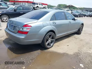 2007 Mercedes-Benz S 550 z VIN WDDNG71X87A067073, wystawiony jako IAAI lot #42475122 z przebiegiem 166 128 mil mil oraz . Historia ofert i sprzedaży dostępna na DreamBid. Obrazek 4.