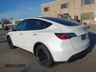 2021 Tesla Model Y Standard Range z VIN 5YJYGDED4MF123311, wystawiony jako IAAI lot #41200519 z przebiegiem 70 190 mil mil oraz . Historia ofert i sprzedaży dostępna na DreamBid. Obrazek 3.