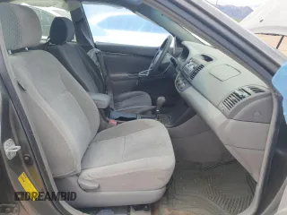 2005 Toyota Camry LE z VIN 4T1BE30KX5U617902, wystawiony jako Copart lot #56540005 z przebiegiem 224 421 mil mil oraz Szkoda całkowita • Salvage title. Historia ofert i sprzedaży dostępna na DreamBid. Obrazek 7.