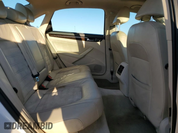 2014 Volkswagen Passat SEL Premium z VIN 1VWCN7A32EC081358, wystawiony jako Copart lot #56234195 z przebiegiem 147 383 mil mil oraz Tytuł czysty. Historia ofert i sprzedaży dostępna na DreamBid. Obrazek 10.