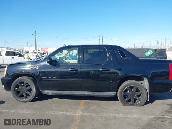 2008 Cadillac Escalade EXT z VIN 3GYFK62808G147107, wystawiony jako IAAI lot #41397796 z przebiegiem Nie podano mil oraz . Historia ofert i sprzedaży dostępna na DreamBid. Obrazek 14.