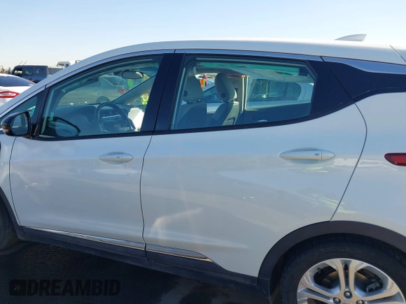 2017 Chevrolet Bolt EV LT z VIN 1G1FW6S05H4190464, wystawiony jako IAAI lot #41662766 z przebiegiem 62 954 mil mil oraz . Historia ofert i sprzedaży dostępna na DreamBid. Obrazek 14.