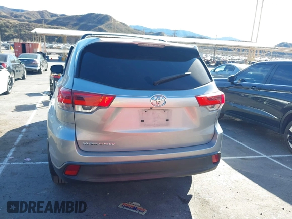 2018 Toyota Highlander LE z VIN 5TDZZRFH1JS287507, wystawiony jako IAAI lot #41615820 z przebiegiem 71 232 mil mil oraz . Historia ofert i sprzedaży dostępna na DreamBid. Obrazek 16.
