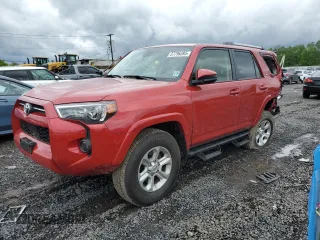 2023 Toyota 4Runner SR5 z VIN JTEMU5JR7P6167782, wystawiony jako Copart lot #57796595 z przebiegiem 26 743 mil mil oraz Szkoda całkowita • Salvage title. Historia ofert i sprzedaży dostępna na DreamBid. Obrazek 1.