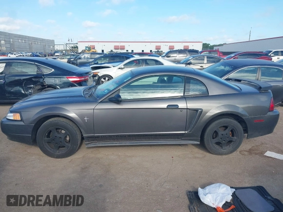 2003 Ford Mustang Standard z VIN 1FAFP40463F341216, wystawiony jako IAAI lot #42601357 z przebiegiem 145 520 mil mil oraz . Historia ofert i sprzedaży dostępna na DreamBid. Obrazek 14.