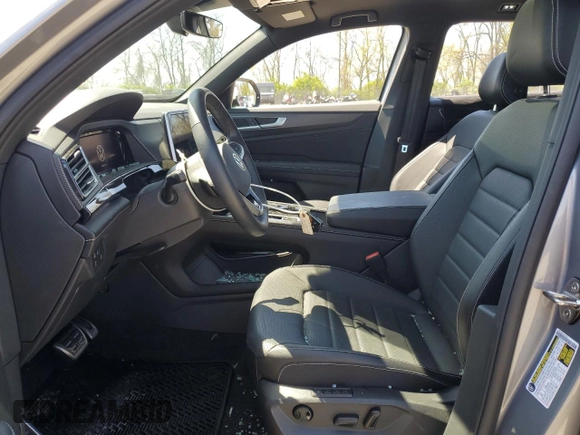 2024 Volkswagen Atlas SEL R-Line with VIN 1V2AE2CA5RC229421, listed as a Copart auction lot 53551375 with 7,517 mi miles and Salvage title. Bid and sale history available at DreamBid. Image 7.