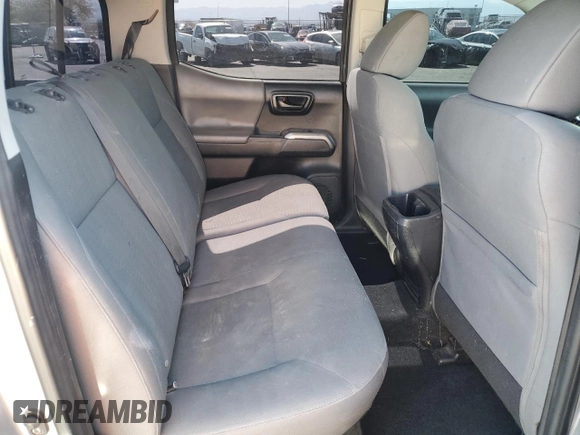 2018 Toyota Tacoma SR5 z VIN 3TMAZ5CN8JM077857, wystawiony jako Copart lot #52570945 z przebiegiem 50 182 mil mil oraz Szkoda całkowita • Salvage title. Historia ofert i sprzedaży dostępna na DreamBid. Obrazek 10.