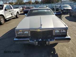 1984 Cadillac Seville z VIN 1G6AS6984EE826325, wystawiony jako Copart lot #77209864 z przebiegiem 26 366 mil mil oraz Tytuł czysty. Historia ofert i sprzedaży dostępna na DreamBid. Obrazek 5.