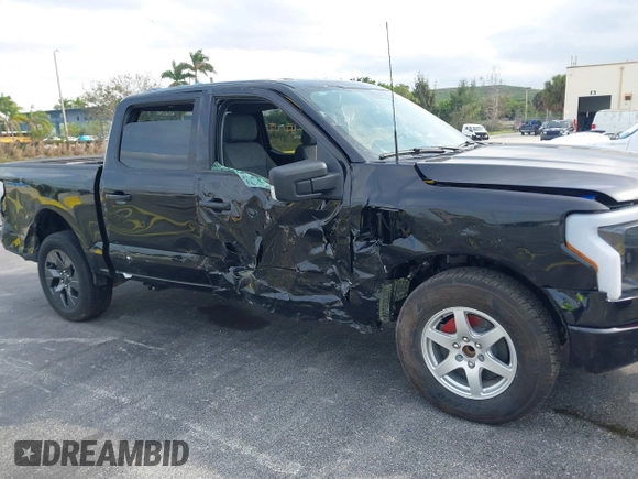 2023 Ford F-150 Lightning Pro z VIN 1FTVW1ELXPWG15885, wystawiony jako IAAI lot #41631871 z przebiegiem 88 151 mil mil oraz . Historia ofert i sprzedaży dostępna na DreamBid. Obrazek 6.