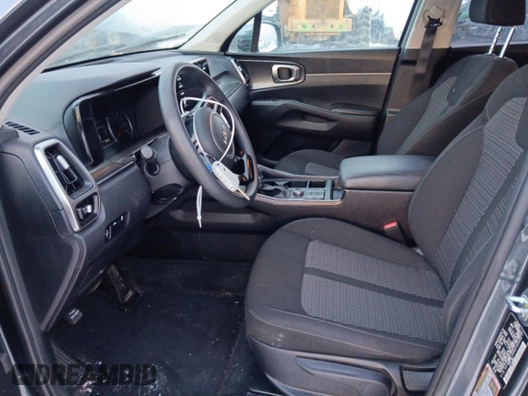 2022 Kia Sorento LX z VIN 5XYRGDLC6NG100959, wystawiony jako Copart lot #88527785 z przebiegiem 68 110 mil mil oraz Szkoda całkowita • Salvage title. Historia ofert i sprzedaży dostępna na DreamBid. Obrazek 7.
