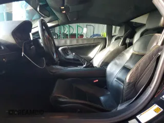 2005 Lamborghini Gallardo z VIN ZHWGU11S65LA02165, wystawiony jako Copart lot #48230615 z przebiegiem 42 121 mil mil oraz Szkoda całkowita • Salvage title. Historia ofert i sprzedaży dostępna na DreamBid. Obrazek 7.