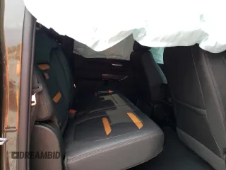 2023 GMC Sierra 3500HD AT4 z VIN 1GT49VEY3PF127108, wystawiony jako Copart lot #57052823 z przebiegiem 9915 mil mil oraz Szkody całkowita. Historia ofert i sprzedaży dostępna na DreamBid. Obrazek 10.