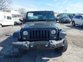 2017 Jeep Wrangler Unlimited Sahara z VIN 1C4BJWEG4HL692465, wystawiony jako IAAI lot #42097994 z przebiegiem 135 692 mil mil oraz . Historia ofert i sprzedaży dostępna na DreamBid. Obrazek 12.