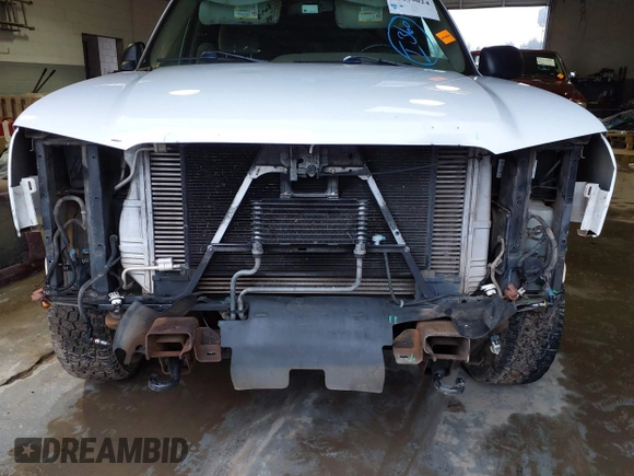 2004 Chevrolet Silverado 3500 z VIN 1GCHK39284E265681, wystawiony jako IAAI lot #41435024 z przebiegiem 305 340 mil mil oraz . Historia ofert i sprzedaży dostępna na DreamBid. Obrazek 6.