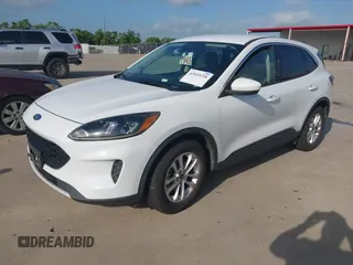 2020 Ford Escape SE z VIN 1FMCU0G67LUA10190, wystawiony jako IAAI lot #42533228 z przebiegiem 135 961 mil mil oraz . Historia ofert i sprzedaży dostępna na DreamBid. Obrazek 2.